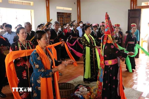 Diễn xướng khi làm lễ cúng Then tại Lễ hội Then Kin Pang. (Ảnh: Nguyễn Oanh/TTXVN)