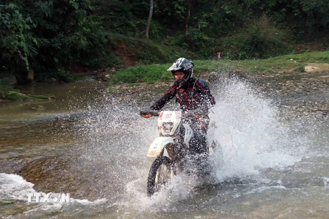 [Photo] Các tay đua môtô địa hình tranh tài tại đường đua ở Sơn La