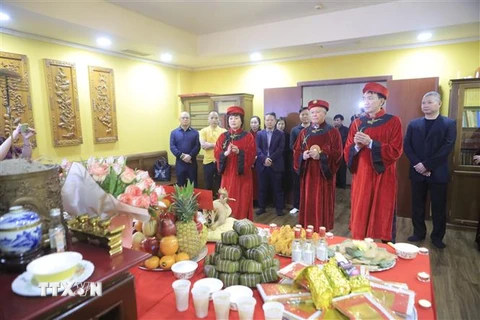 Cộng đồng người Việt Nam tại Nga dâng hương tưởng nhớ Vua Hùng tại trung tâm Hà Nội-Moskva. (Ảnh: Trần Hiếu/TTXVN)