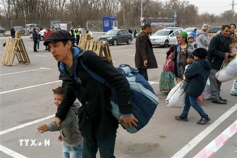 Người dân Ukraine sơ tán khỏi thành phố Berdyansk và Mariupol ngày 1/4/2022. (Ảnh: AFP/TTXVN)