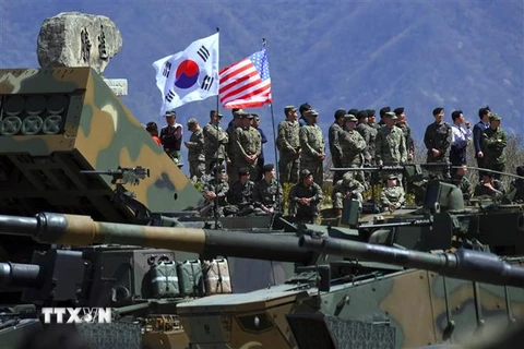 Binh sỹ Mỹ và Hàn Quốc tham gia cuộc tập trận chung Mỹ-Hàn tại Pocheon, Hàn Quốc ngày 26/4/2017. (Ảnh: AFP/TTXVN)