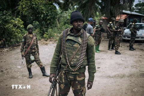 Binh sỹ CHDC Congo tuần tra tại làng Manzalaho gần thị trấn Beni, sau khi xảy ra một vụ tấn công ngày 18/2/2020. (Ảnh: AFP/TTXVN)