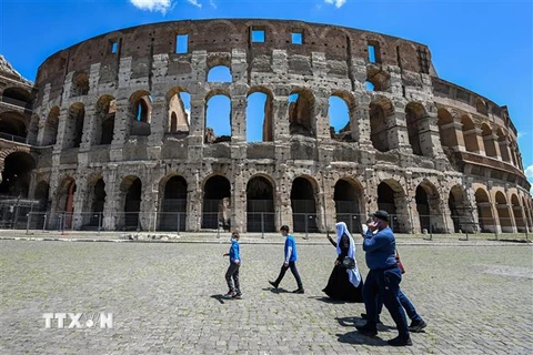 Khách du lịch thăm Đấu trường La Mã tại Rome, Italy, ngày 22/6/2020. (Ảnh: AFP/TTXVN)