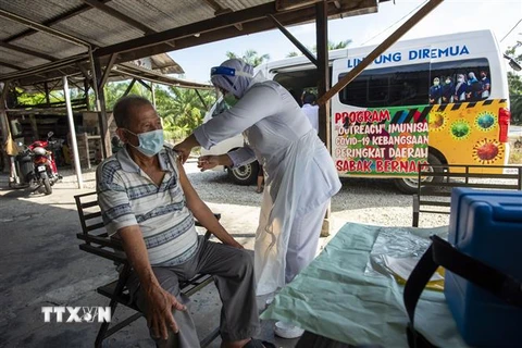 Nhân viên y tế tiêm vaccine ngừa COVID-19 cho ngườicao tuổi tại Selangor, Malaysia. (Ảnh: THX/TTXVN)
