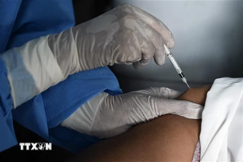 Nhân viên y tế tiêm vaccine phòng COVID-19 cho người dân tại Yangon, Myanmar, ngày 5/2/2021. (Ảnh: AFP/TTXVN)