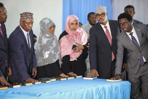 Các nhà lập pháp Somalia tuyên thệ nhậm chức tại thủ đô Mogadishu ngày 14/4. (Ảnh AP)