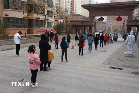 Người dân xếp hàng chờ xét nghiệm COVID-19 tại Thanh Hải, Trung Quốc, ngày 15/4/2022. (Ảnh: THX/TTXVN)