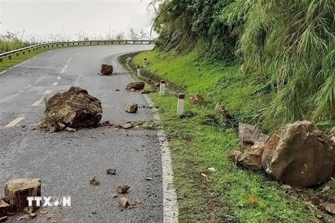 Hiện trường vụ đá rơi từ sườn núi trên vách taluy dương xuống mặt đường quốc lộ 279 xảy ra vào đêm 17/4/2022 tại Km43+420 thuộc đèo Tằng Quái. (Ảnh: TTXVN phát)