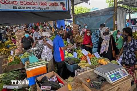 Người dân mua thực phẩm tại khu chợ ở Colombo, Sri Lanka, ngày 12/5/2021. (Ảnh: AFP/TTXVN)