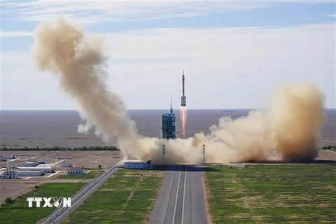 Tàu Thần Châu 12 được phóng lên bằng tên lửa đẩy Trường Chinh 2F từ bãi phóng Tửu Tuyền trên sa mạc Gobi ở phía Tây Bắc Trung Quốc, ngày 17/6/2021. (Ảnh: THX/TTXVN)