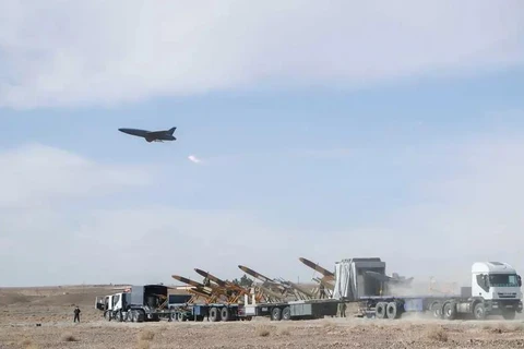 Một máy bay không người lái hoạt động trong cuộc tập trận chiến đấu bằng máy bay không người lái quy mô lớn của Quân đội Iran ở Semnan, Iran ngày 4/1/2021. (Nguồn: Reuters)
