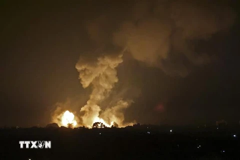 Khói lửa bốc lên sau vụ không kích xuống khu vực Khan Yunis ở Dải Gaza ngày 2/1/2022. (Ảnh: AFP/TTXVN)