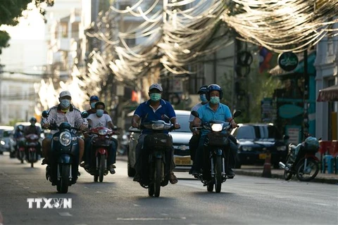Người dân đeo khẩu trang phòng dịch COVID-19 tại Vientiane, Lào. (Ảnh: THX/TTXVN)