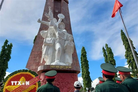 Các đại biểu dâng hoa và tham quan các hiện vật chiến tranh tại khuôn viên Tượng đài Chiến thắng Đăk Tô-Tân Cảnh. (Ảnh: Khoa Chương/TTXVN)