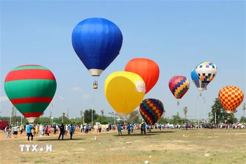 Du khách trong và ngoài tỉnh đến tham quan và trải nghiệm bay khinh khí cầu tại thành phố Kon Tum, tỉnh Kon Tum. (Ảnh: Khoa Chương/TTXVN)
