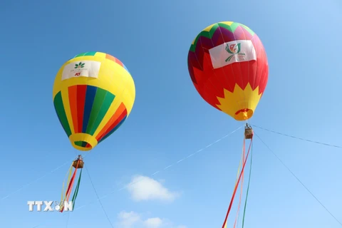 [Photo] Du khách hào hứng trải nghiệm bay khinh khí cầu tại Kon Tum