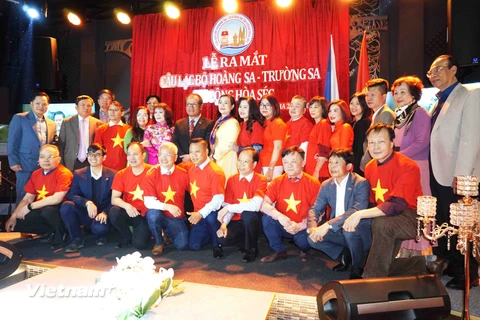  Các đại biểu tham dự lễ ra mắt Câu lạc bộ Hoàng Sa-Trường Sa tại Cộng hòa Séc. (Ảnh: Hồng Kỳ/Vietnam+)