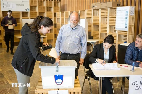 Cử tri bỏ phiếu bầu cử Quốc hội tại Ljubljana, Slovenia ngày 24/4/2022. (Ảnh: AFP/TTXVN)