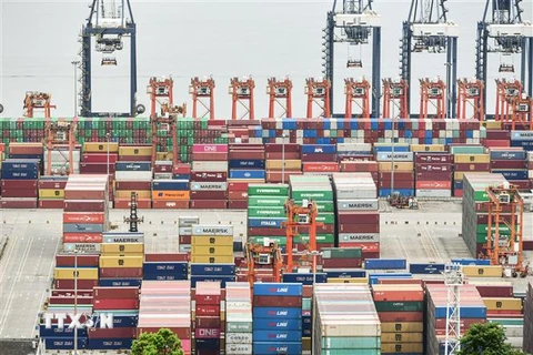 Hoạt động vận chuyển hàng hóa tại Cảng Container Quốc tế Yantian ở Thâm Quyến, tỉnh Quảng Đông, Trung Quốc. (Ảnh: AFP/TTXVN)