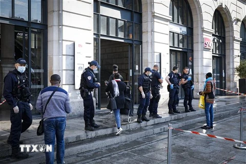 Cảnh sát Pháp làm nhiệm vụ tại Paris. (Ảnh: AFP/TTXVN)