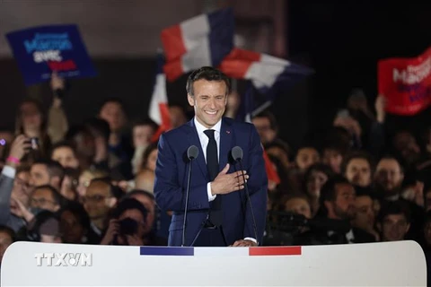 Tổng thống Pháp đương nhiệm Emmanuel Macron trong cuộc gặp những người ủng hộ, sau khi giành chiến thắng trong cuộc bầu cử Tổng thống vòng 2, tại Paris, tối 24/4/2022. (Ảnh: AFP/TTXVN)