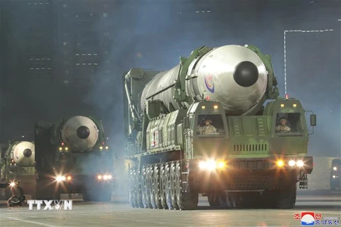 Tên lửa đạn đạo liên lục địa mới Hwasong-17 trong lễ duyệt binh nhân kỷ niệm 90 năm Ngày thành lập Quân đội Cách mạng Nhân dân Triều Tiên tại Quảng trường Kim Nhật Thành ở thủ đô Bình Nhưỡng tối 25/4/2022. (Ảnh:YONHAP/TTXVN)