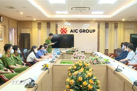 Lực lượng chức năng làm nhiệm vụ tại trụ sở Công ty AIC (số 69, phố Tuệ Tĩnh). (Ảnh: Phạm Kiên/TTXVN)