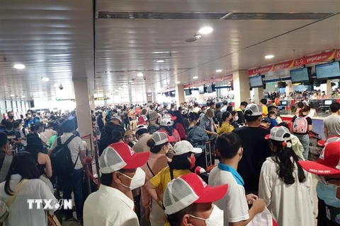 Các khu vực làm thủ tục và soi chiếu an ninh tại sân bay Tân Sơn Nhất luôn đông nghẹt hành khách. (Ảnh: TTXVN phát)