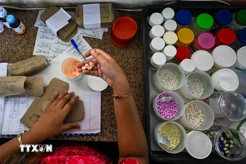 Nhân viên y tế sắp xếp các loại thuốc theo đơn tại một bệnh viện ở Colombo, Sri Lanka, ngày 21/4/2022. (Ảnh: AFP/TTXVN)