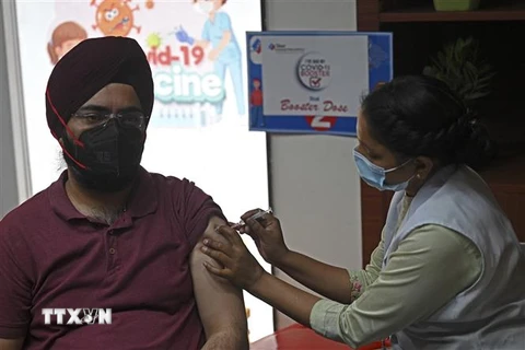 Nhân viên y tế tiêm vaccine phòng COVID-19 cho người dân ở New Delhi, Ấn Độ ngày 10/4/2022. (Ảnh: AFP/TTXVN)