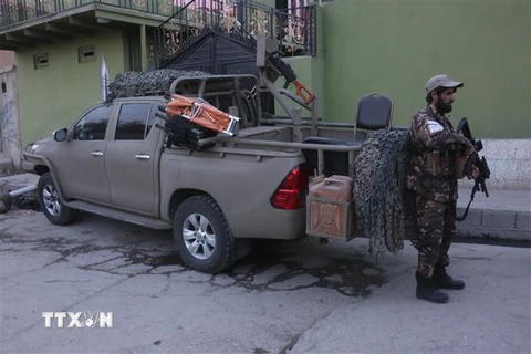 Nhân viên an ninh gác tại hiện trường vụ nổ tại Kabul, Afghanistan, ngày 29/4/2022. (Ảnh: THX/TTXVN)