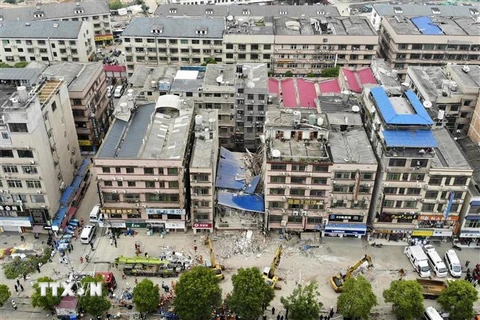 Nhân viên cứu hộ tìm kiếm các nạn nhân mắc kẹt sau vụ sập nhà tại thành phố Trường Sa, tỉnh Hồ Nam, Trung Quốc, ngày 29/4/2022. (Ảnh: AFP/TTXVN)