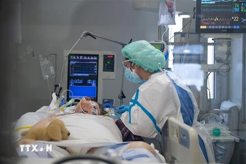 Điều trị cho bệnh nhân nhiễm COVID-19 tại bệnh viện ở Barcelona, Tây Ban Nha. (Ảnh: AFP/TTXVN)