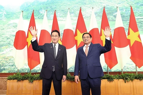 Thủ tướng Phạm Minh Chính và Thủ tướng Nhật Bản Kishida Fumio chụp ảnh chung sau hội đàm ngày 1/5. (Ảnh: Dương Giang/TTXVN)