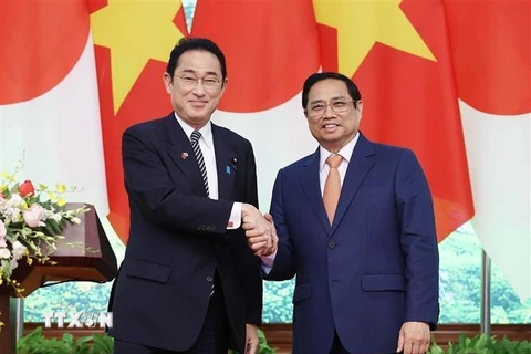 Thủ tướng Phạm Minh Chính và Thủ tướng Nhật Bản Kishida Fumio gặp gỡ báo chí sau hội đàm. (Ảnh: Dương Giang/TTXVN)