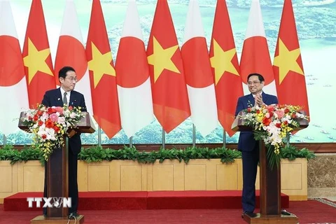 Thủ tướng Phạm Minh Chính và Thủ tướng Nhật Bản Kishida Fumio gặp gỡ báo chí sau hội đàm. (Ảnh: Dương Giang/TTXVN)