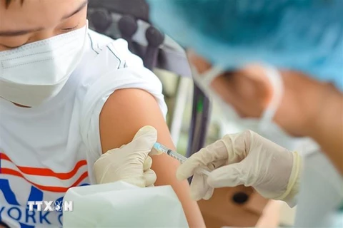 Nhân viên y tế tiêm vaccine cho các em học sinh tại Đà Nẵng. (Ảnh: Văn Dũng/TTXVN)