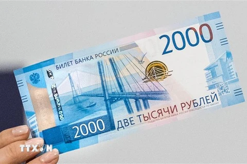 Đồng 2.000 ruble của Nga. (Ảnh: AFP/TTXVN)