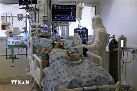 Nhân viên y tế điều trị cho bệnh nhân COVID-19 tại trung tâm y tế Ichilov ở thành phố Tel Aviv, Israel. (Ảnh: AFP/TTXVN)
