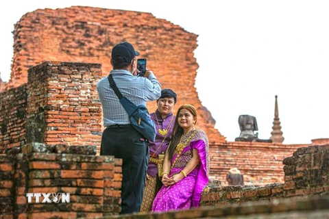 Khách du lịch tham quan Công viên lịch sử Ayutthaya ở Ayutthaya, Thái Lan, ngày 18/4/2022. (Ảnh: THX/TTXVN)