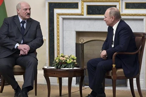 Tổng thống Nga Vladimir Putin (phải) và người đồng cấp Belarus Alexander Lukashenko. (Nguồn: AP)