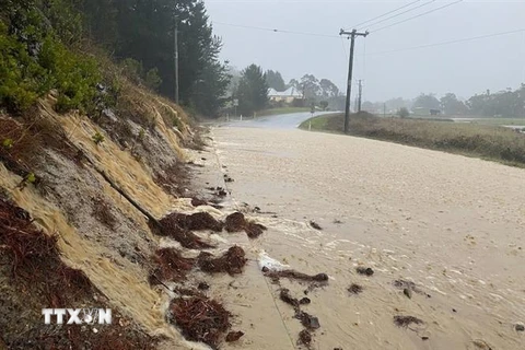 Nước lũ nhấn chìm một đoạn đường ở Huonville, bang Tasmania, Australia ngày 6/5/2022. (Ảnh: ABC News/TTXVN)