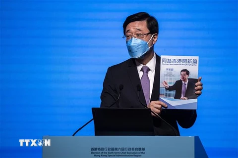 Ứng cử viên Trưởng Đặc khu hành chính Hong Kong (Trung Quốc), ông Lý Gia Siêu, công bố cương lĩnh tranh cử tại Hong Kong ngày 29/4/2022. (Ảnh: AFP/TTXVN)