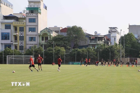 Các cầu thủ U23 Thái Lan tập luyện, làm quen với trái bóng tại Trung tâm Huấn luyện thể thao thành tích cao tỉnh Nam Định, chiều 4/5. (Ảnh: Công Luật/TTXVN)
