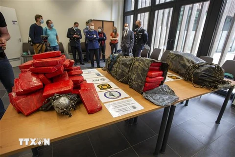 Cảnh sát trưng bày số ma túy thu giữ trong các chiến dịch chống buôn lậu ma túy tại Dendermonde, Bỉ, ngày 25/6/2021. (Ảnh: AFP/TTXVN)