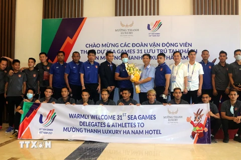 Ông Tạ Đình Quyền, trưởng ban tổ chức địa phương tặng hoa cho đội tuyện Futsal nam Myanmar sau khi đến Hà Nam. (Ảnh: Đại Nghĩa/TTXVN)