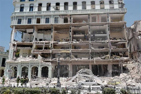 Khách sạn Saratoga ở thủ đô La Habana, Cuba bị phá hủy nghiêm trọng sau vụ nổ ngày 6/5/2022. (Ảnh: AFP/TTXVN)