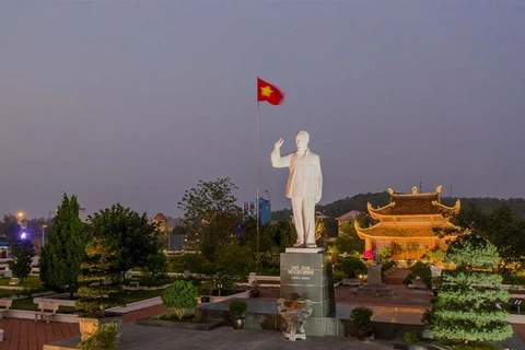 Tượng đài Chủ tịch Hồ Chí Minh trên đảo Cô Tô. (Ảnh: coto.gov.vn)