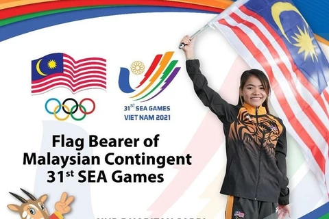 "Kình ngư" Olympic Nur Dhabitah Sabri mang cờ của Malaysia tại SEA Games. (Nguồn: ocasia.org)