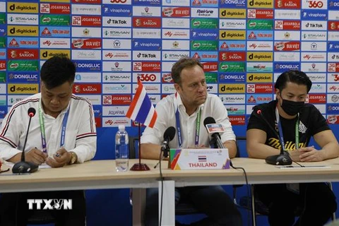 HLV trưởng đội U23 Thái Lan Mano Polking (giữa) trả lời câu hỏi tại cuôc họp báo sau trận đấu. (Ảnh: Công Luật/TTXVN)